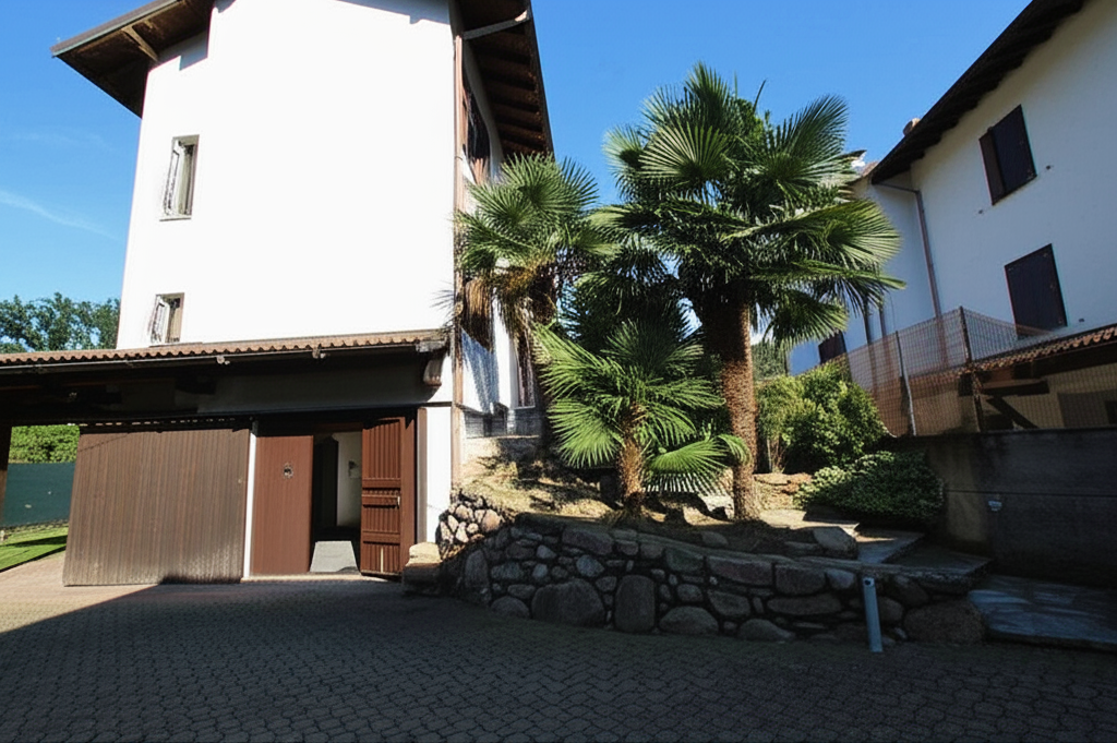 Facciata villa con giardino privato