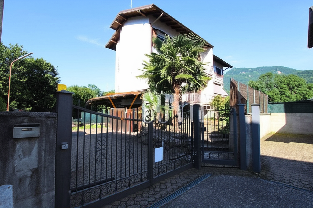 Ingresso villa bifamiliare Cuasso al Piano