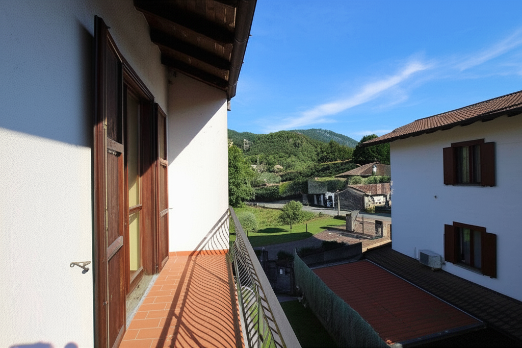 Vista laterale villa con verde circostante